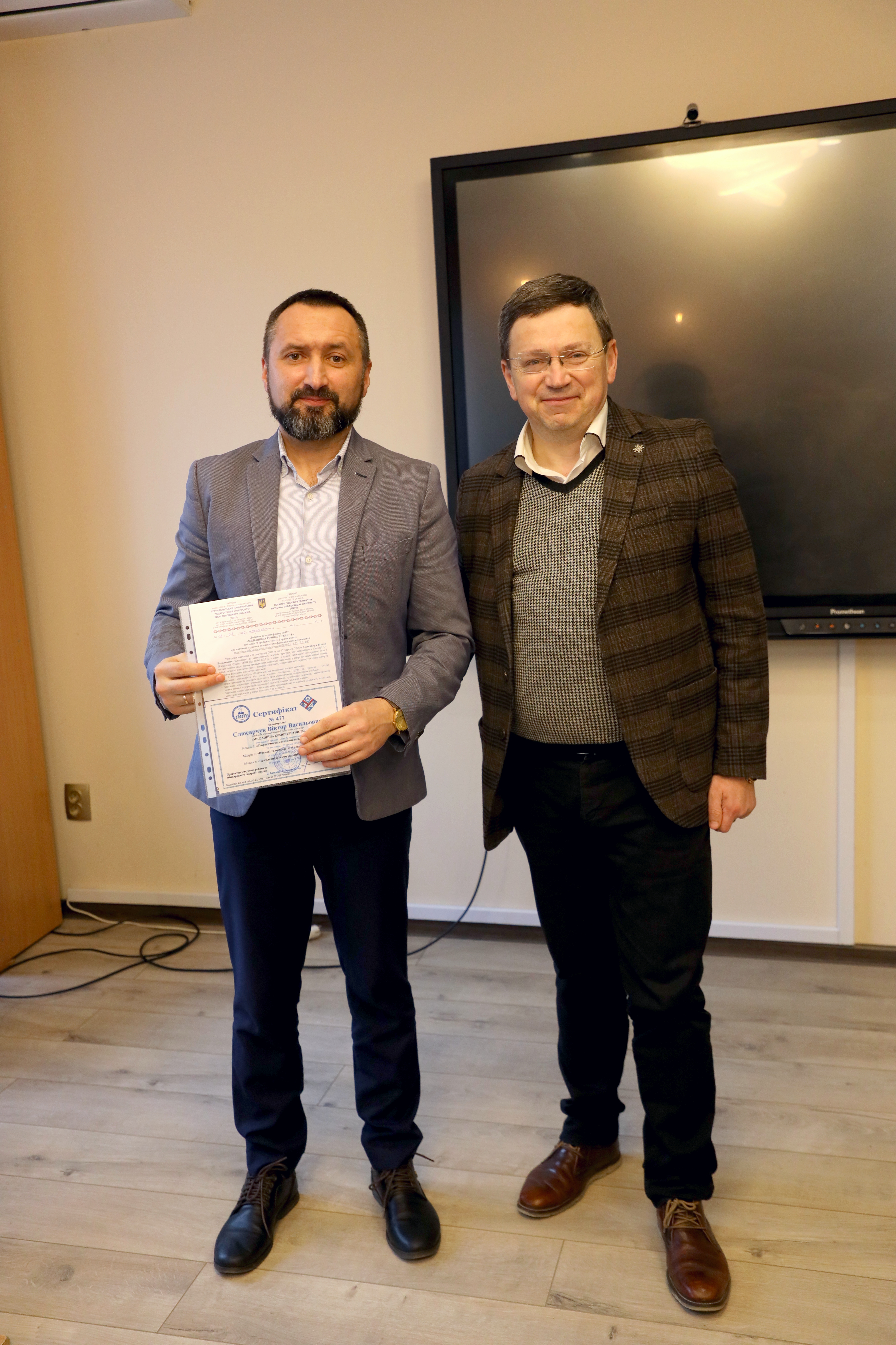 Rektor_profesor_Bohdan_Buiak_ta_vypusknyk-mediator